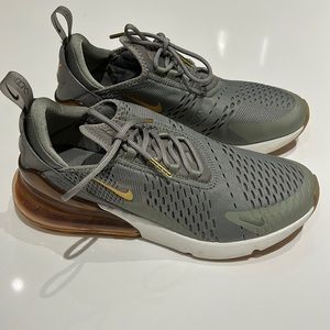 women’s 9.5 NIKE AIRMAX.